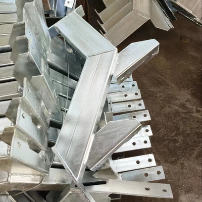 Construcción de escaleras galvanizadas con rodillas de acero