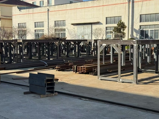 Plataforma de estructura de acero de alta resistencia de apoyo del gabinete eléctrico en la parte inferior de la torre de viento
