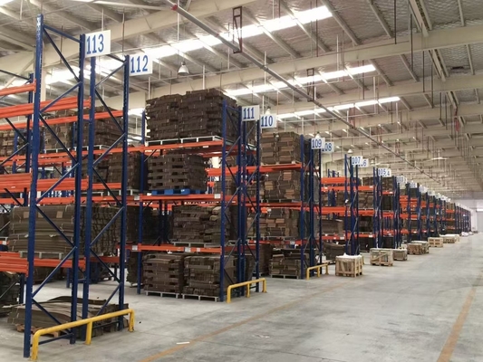 Estantes de acero de resistencia industrial construidos para resistir las condiciones del almacén