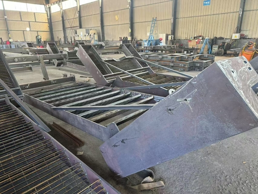 Escaleras exteriores de acero de grado industrial para sitios de construcción fuertes duraderas resistentes a la corrosión Solución perfecta para fábricas almacenes