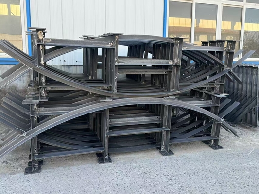 Plataforma de estructura de acero galvanizado en caliente que sostiene el gabinete eléctrico en la parte inferior de la torre de viento