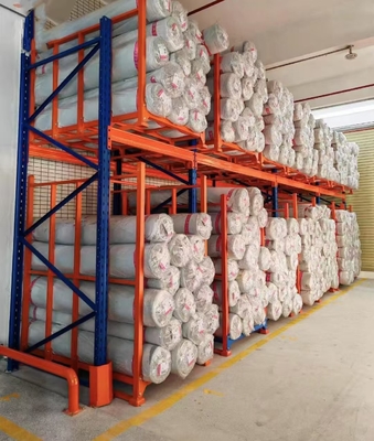 Operaciones de almacén simplificadas Sistema de estanterías de paletas dobles con montaje requerido y bandeja de estante de acero